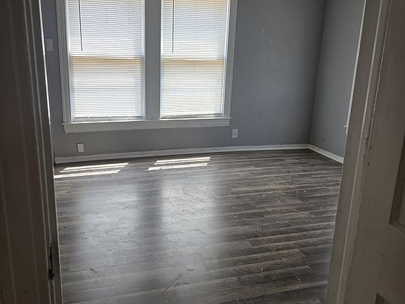 4th image of 401 Strong St