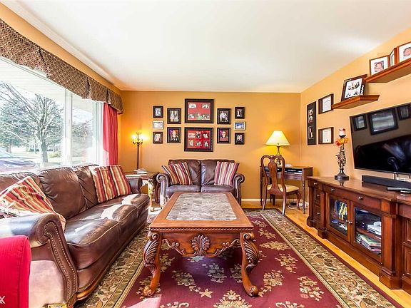 3rd image of 375 Lesdale Dr