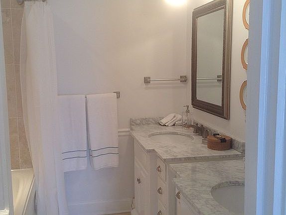 Double sinks,jacuzzi tub