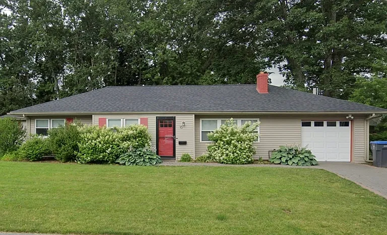 10 Terrane Ave — Photo 1