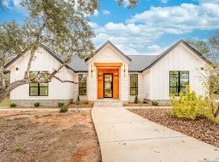 864 Paddy Rd, Floresville, TX 78114