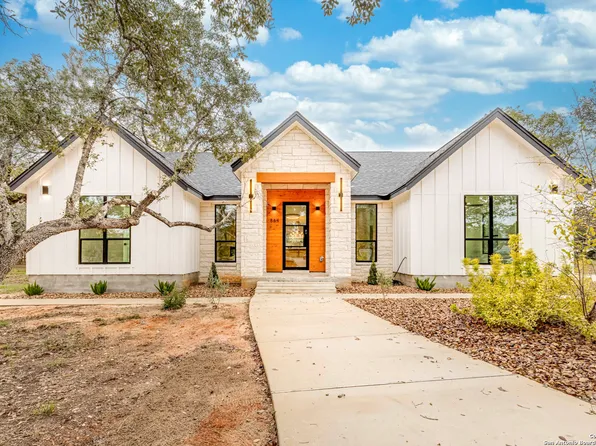 864 Paddy Rd, Floresville, TX 78114