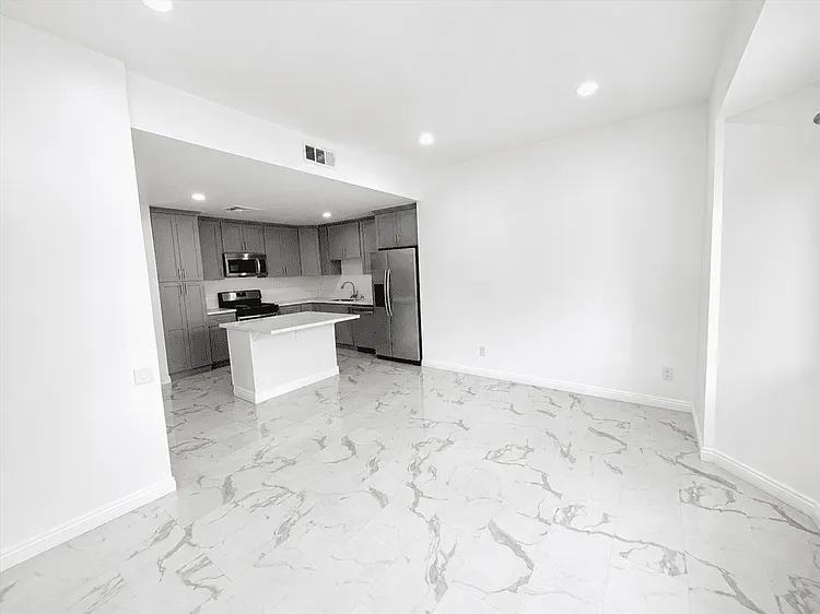 6029 Del Amo Blvd — Photo 17