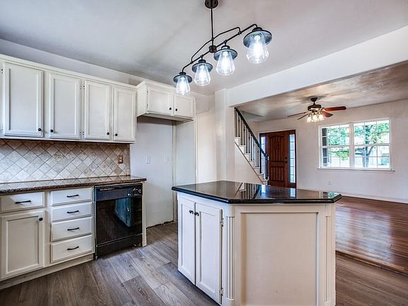 3rd image of 701 Dawn Dr