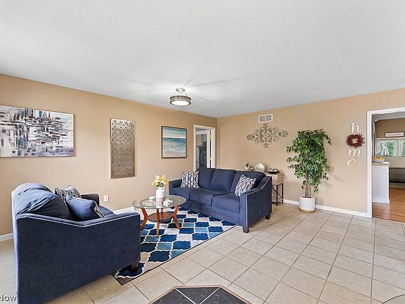 4th image of 224 Misty Woods Ct