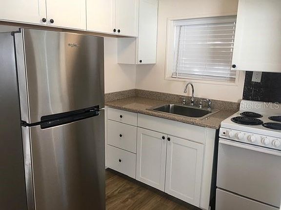3rd image of 916 Hawkins St