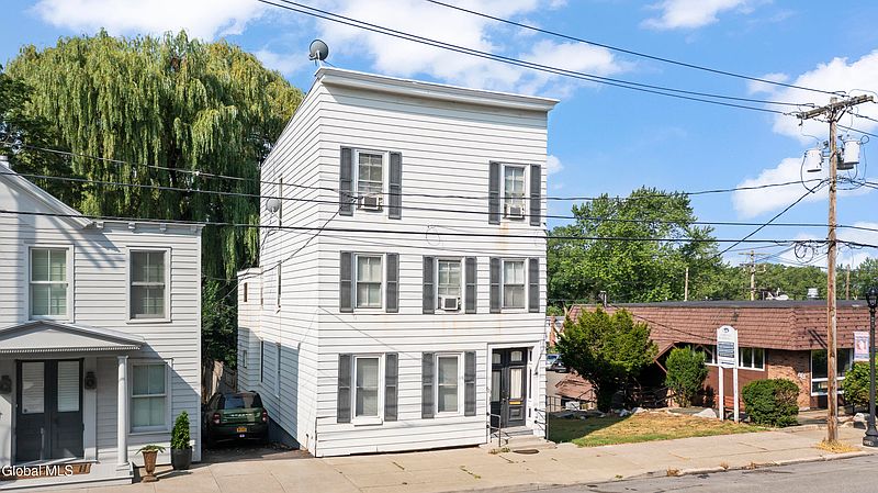 3rd image of 823 Warren Street