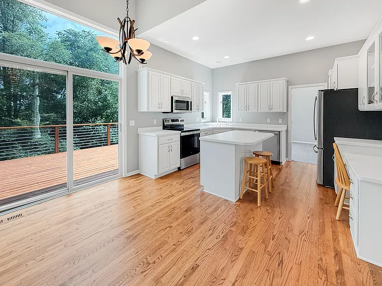 3200 Lakeside Dr — Photo 8