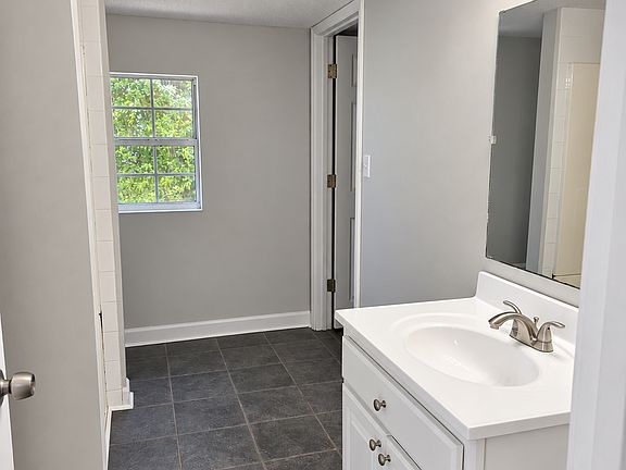 4th image of 705 Azalea Cir