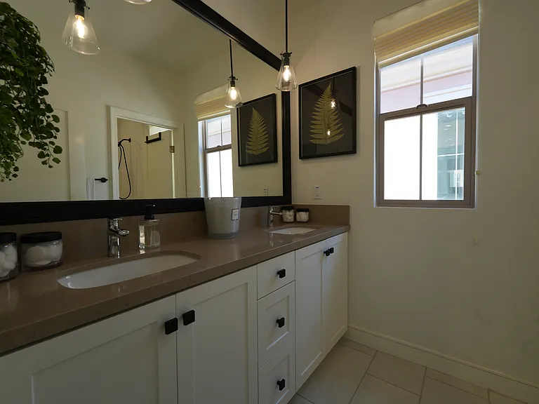 145 Plum Lily — Photo 23