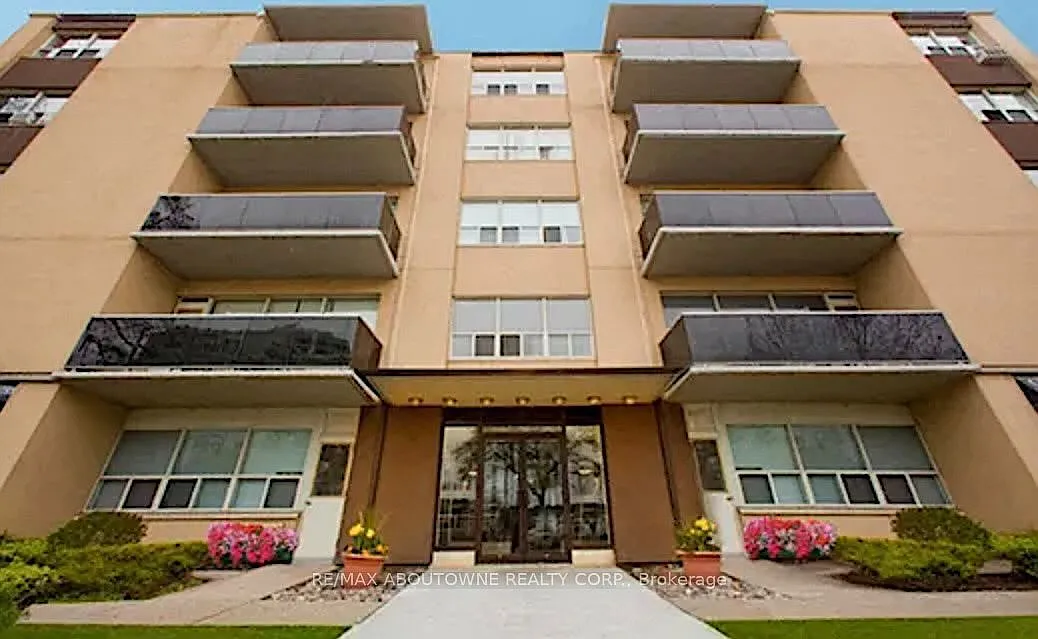 300 St Clair West — Photo 1