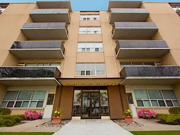 300 Saint Clair Ave W, Toronto, ON