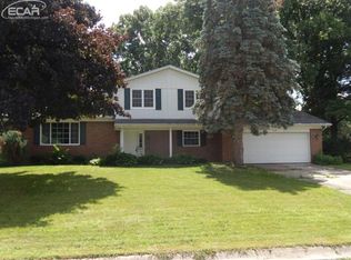 9097 Pine Bluff Dr, Flushing, MI 48433