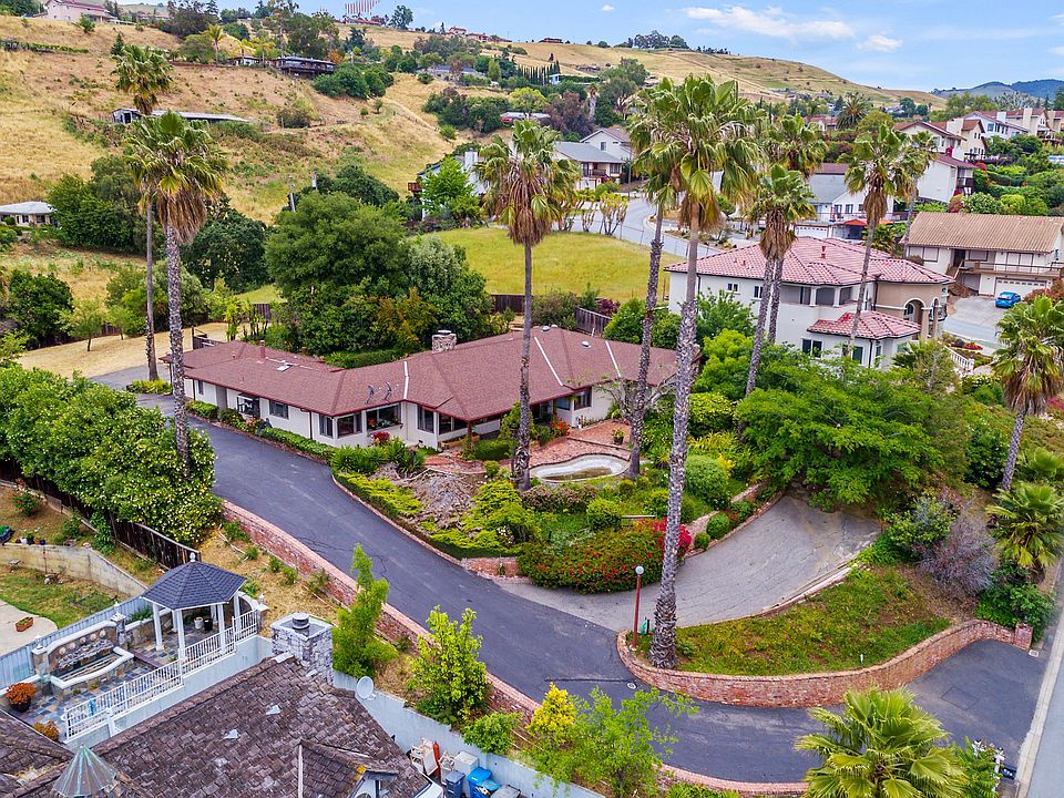 1st image of 404 Photinia Ln