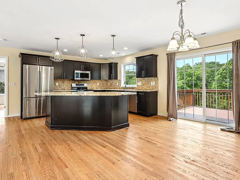 25 Red Schoolhouse Rd — Photo 2