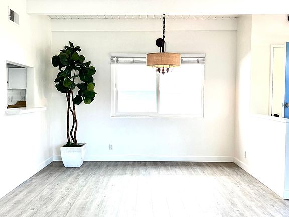 3rd image of 303 Larkspur Ave