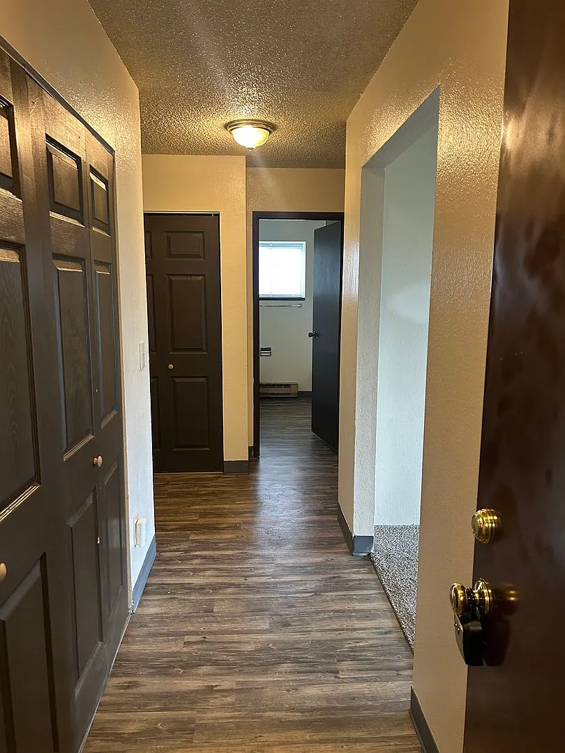 Sunset Manor — Photo 2