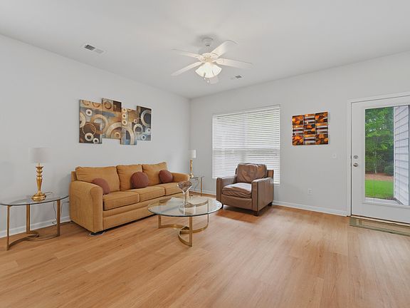 4th image of 531 Eastern Isle Ave