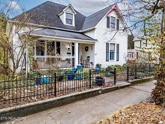 3rd image of 302 Kingston St