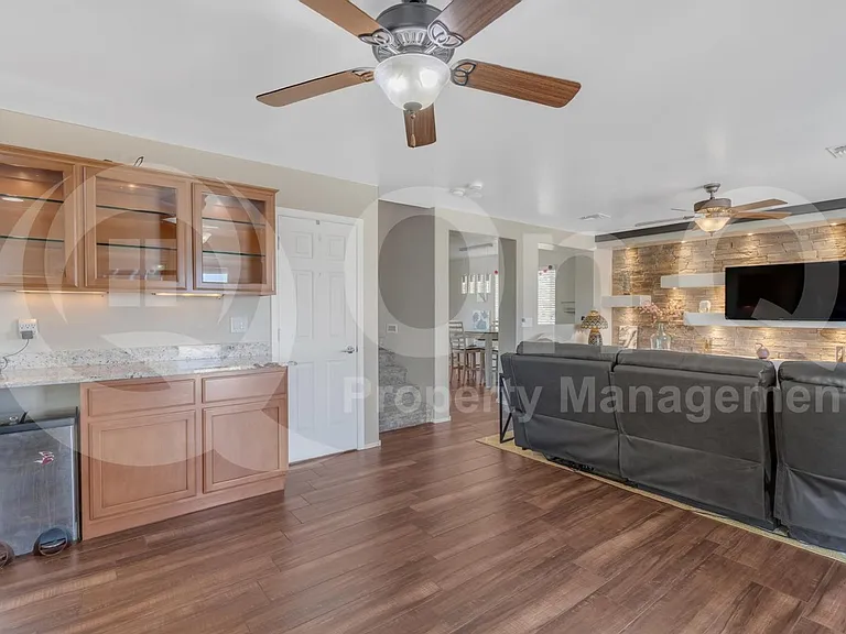 2561 N Hawthorn Dr — Photo 20