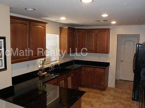 4th image of 3274 E Franklin Ave