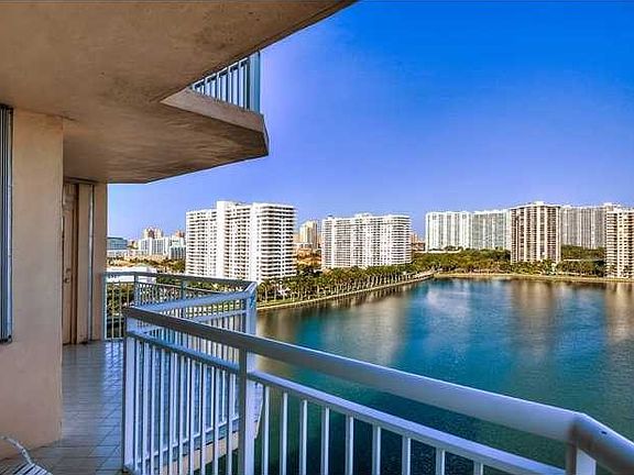 2nd image of 18081 Biscayne Blvd APT 1405-4