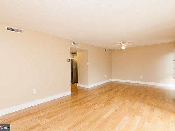 3rd image of 1300 Army Navy Dr APT 311