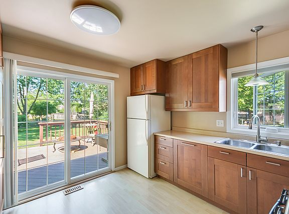 4th image of 30W010 Lakeview Dr