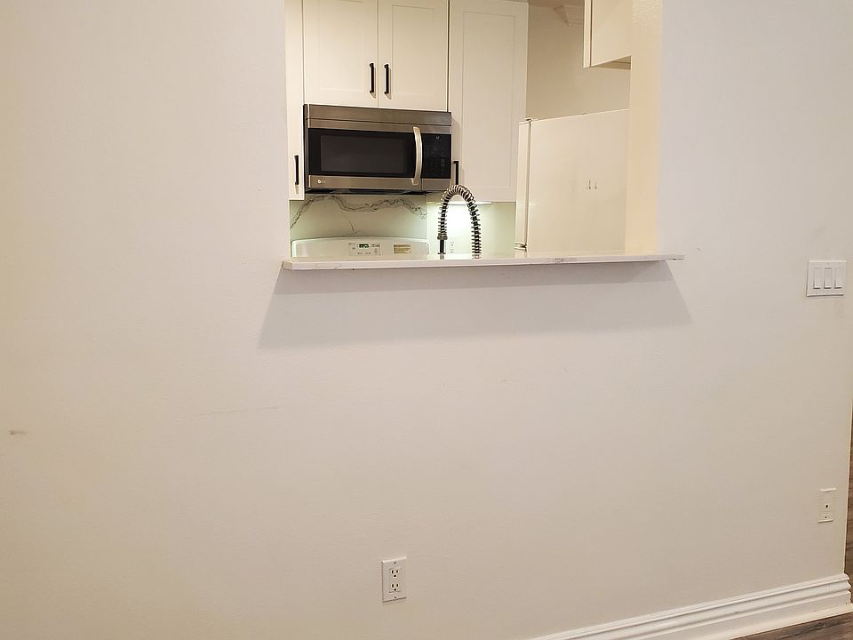 Service window to livingroom