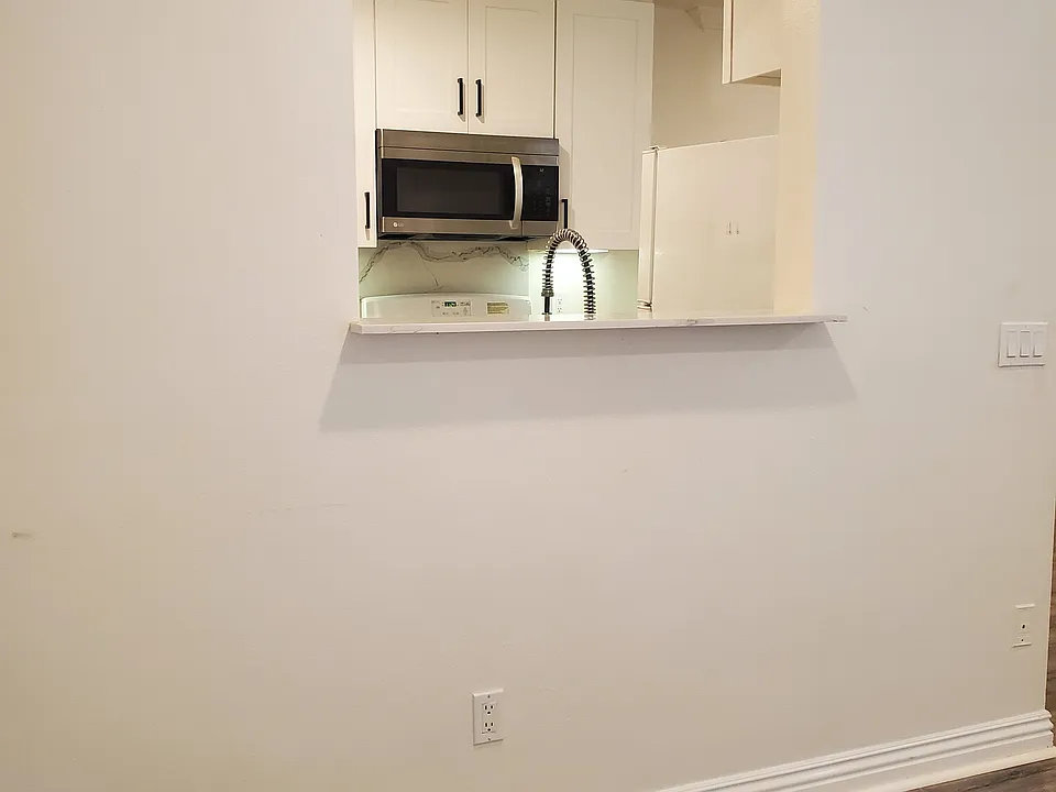 Service window to livingroom