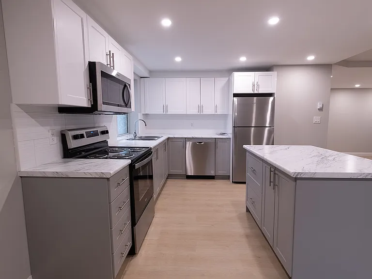 349 Queenston St — Photo 12
