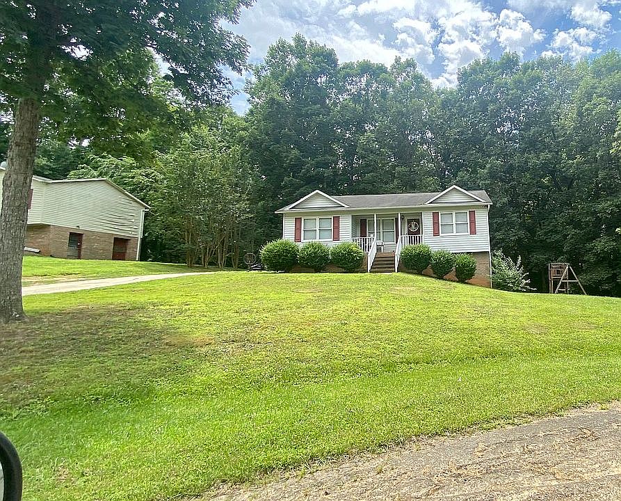 2nd image of 201 Oak Ridge Cir