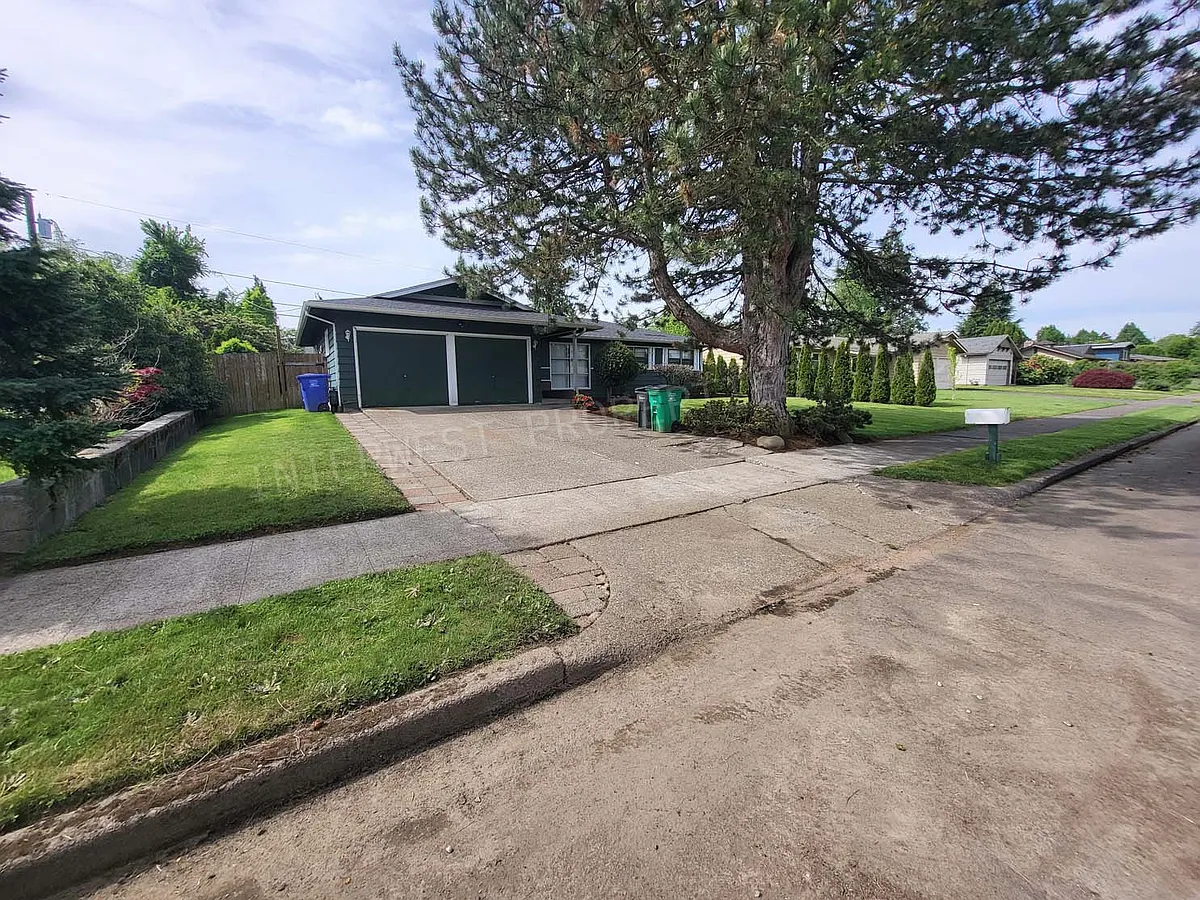 Building Photo - 13946 NE Knott St