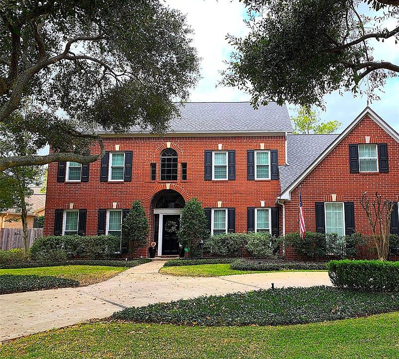 NEVER FLOODED! Located in the quiet neighborhood of Kelliwood, this beautiful home is near the Energy Corridor, shopping and restaurants.