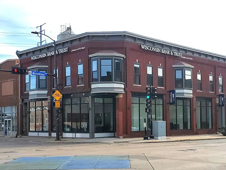 240 N Broadway — Photo 7