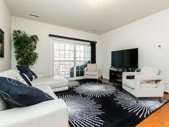 200 Martins Lndg Unit 211, North Reading, MA 01864