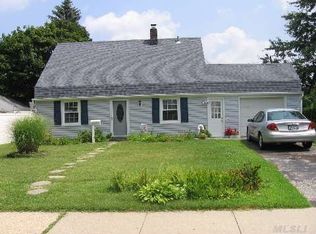 95 Slate Ln, Levittown, NY 11756