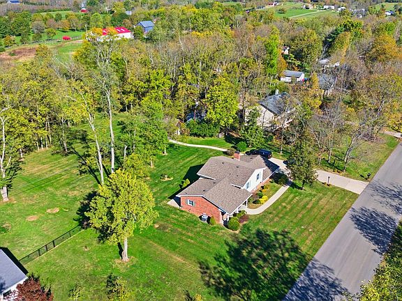 3rd image of 119 Carolyn Ln