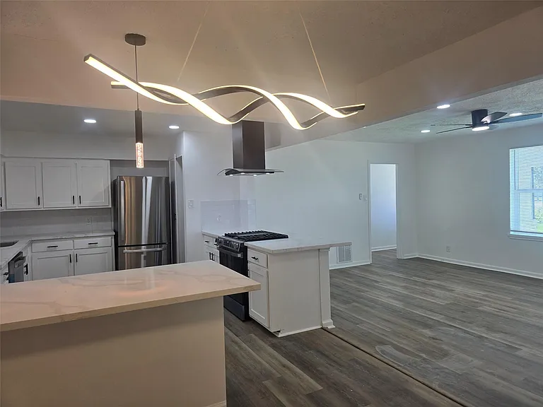 5102 Avenue L — Photo 9