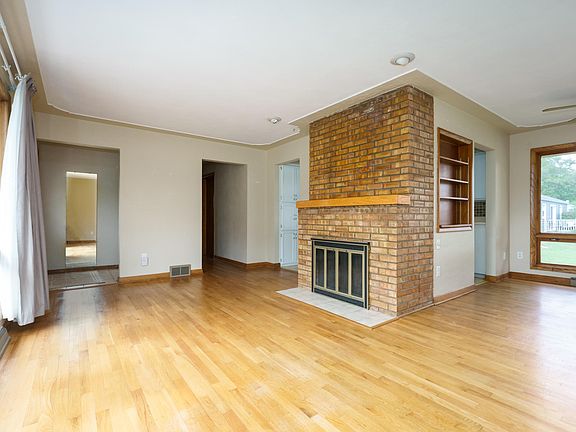 4th image of 56 Charles St E
