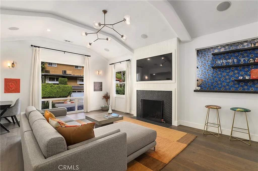 2 bed, 2.5 bath, 1978 sqft, $14,000 — Photo 2