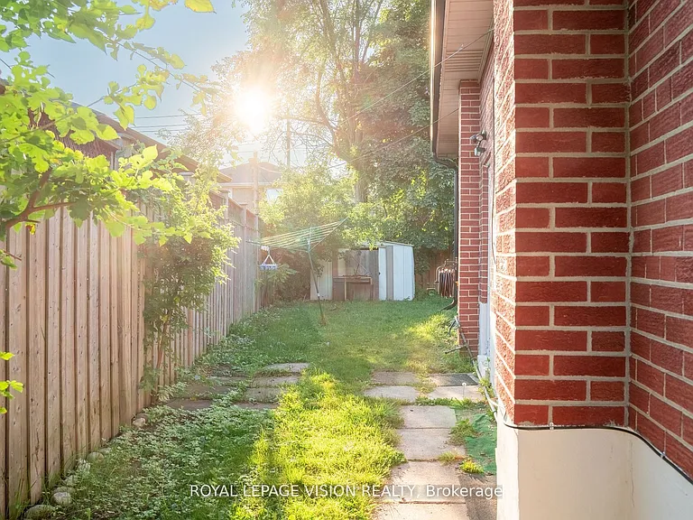 28 Jeffton Cres — Photo 3