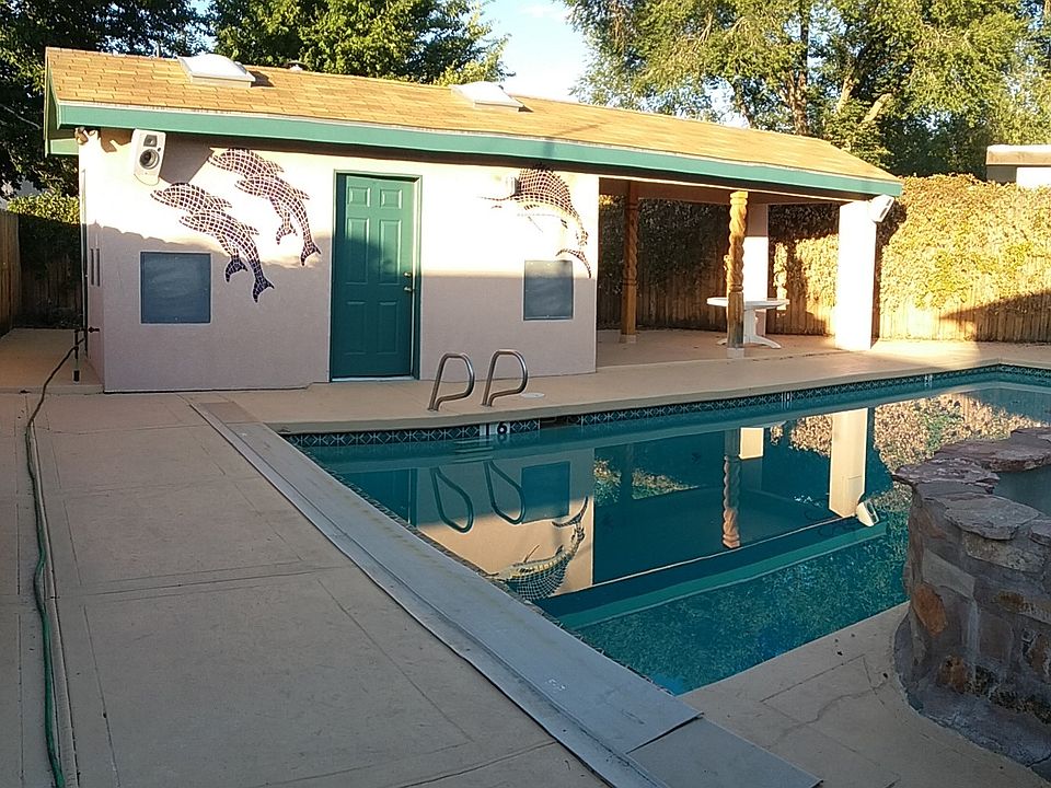 2nd image of 6443 Louise Pl NE