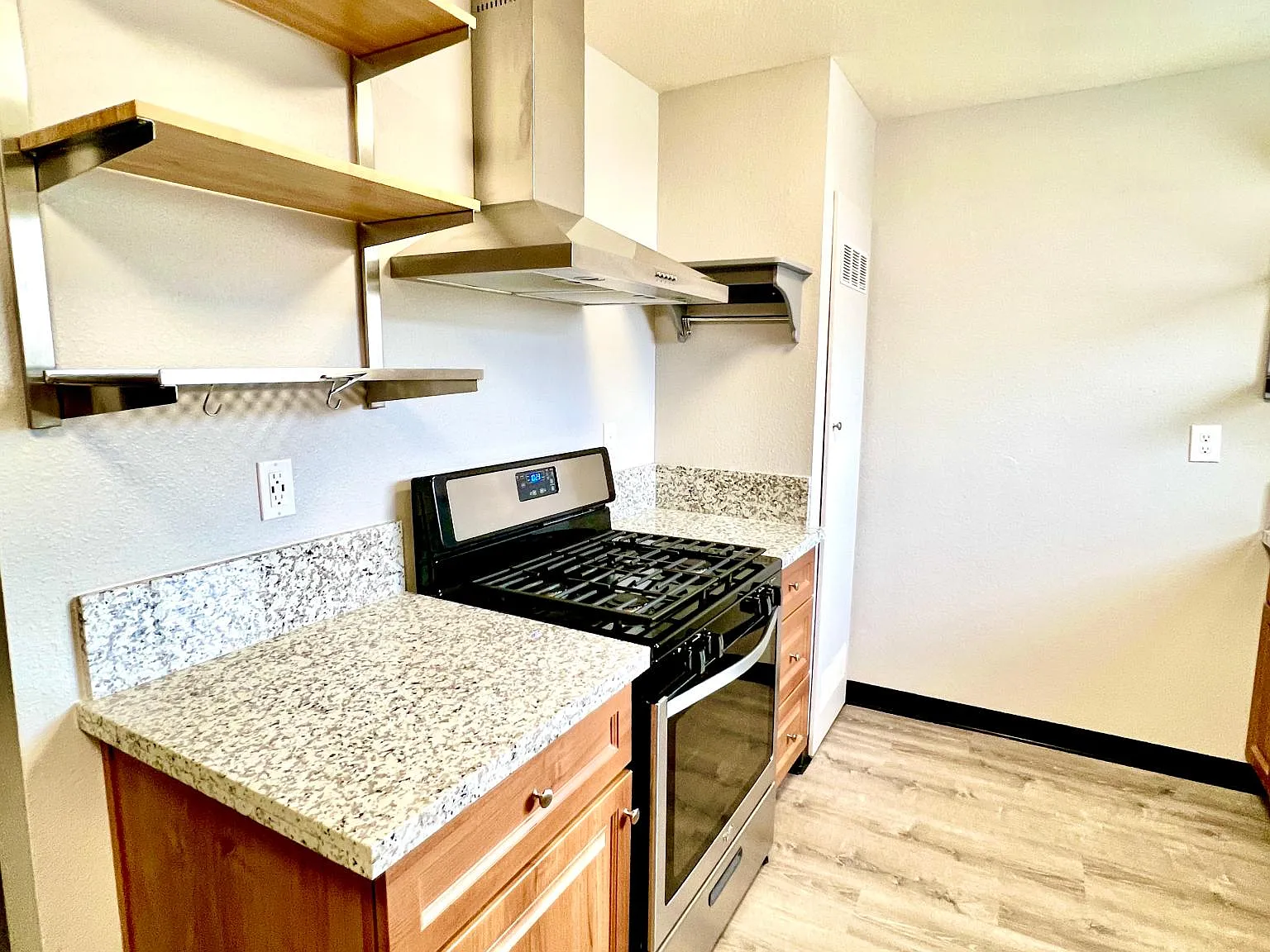 763 Hayes Ave — Photo 2