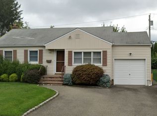 27 Wensley Rd, Plainview, NY 11803