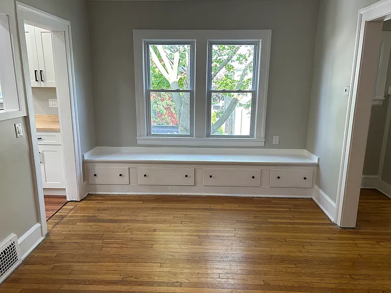 17416 Woodford Ave — Photo 9