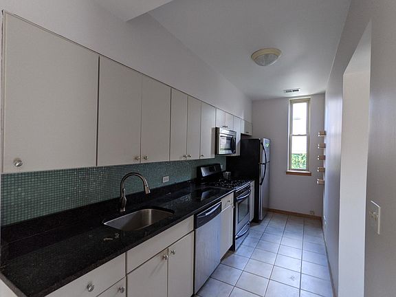 2nd image of 1731 N Hermitage Ave #2R