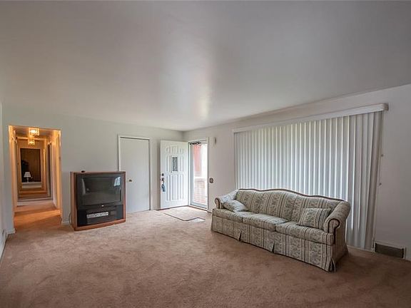 3rd image of 226 Russell Dr