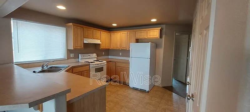 3 bed, 2.0 bath, 1260 sqft, $1,995 — Photo 3