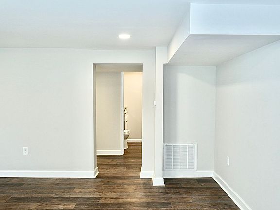 5th image of 406 Hedge St #B